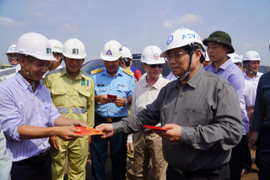 Thủ tướng thăm hỏi, lì xì công nhân làm việc xuyên Tết ở sân bay Long Thành