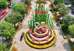 TP.HCM trưng bày linh vật rắn khổng lồ ở phố đi bộ Nguyễn Huệ đến hết tháng 2