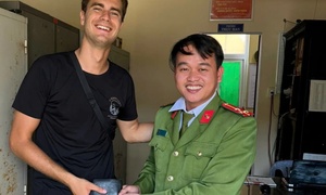 Du khách nước ngoài bất ngờ nhận lại tài sản đánh rơi