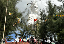 Du khách thập phương chiêm bái tượng Phật Quan Âm lớn nhất Đông Nam Á