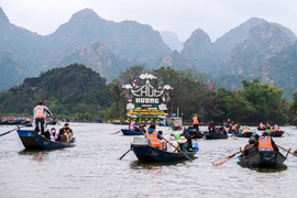 Du khách đội mưa rét về khai hội chùa Hương