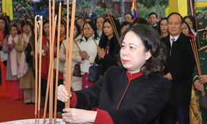 Hàng nghìn người đổ về khai mạc Lễ hội đền Hai Bà Trưng