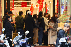 Người dân xếp hàng mua vàng vía thần Tài sớm