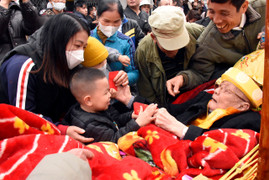 Bốn 'cụ thượng' tròn 100 tuổi được rước bằng võng đào lên miếu báo ơn Tiên Công