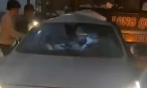 Xe khách va chạm ô tô con trên cao tốc, 4 người trong một gia đình thương vong