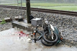 Băng qua đường sắt không rào chắn, người đàn ông bán vé số bị tàu tông tử vong