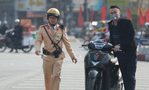 Xe máy không có gương chiếu hậu bên trái bị phạt bao nhiêu tiền?