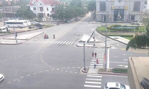 Theo luật mới, sang đường không vẫy tay sẽ bị phạt bao nhiêu tiền?