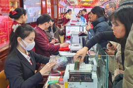Giá vàng lên 'đỉnh', người dân cấp tập bán, lãi hàng trăm triệu đồng