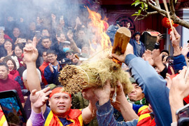 Về Thị Cấm xem dân làng kéo lửa, giã gạo thổi cơm trong 30 phút