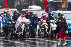 Vắng bóng CSGT, người Hà Nội vẫn chờ đèn đỏ 'thẳng như kẻ chỉ'