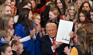 Ông Trump ký lệnh cấm vận động viên chuyển giới tham gia thể thao cho nữ