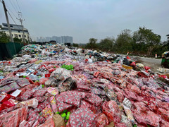 Huy động máy móc dọn núi bánh kẹo 'lạ' bị xả giữa làng La Phù