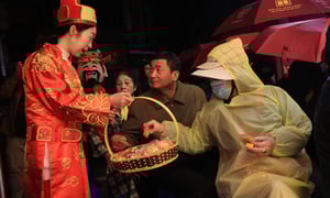 Đội mưa đi mua vàng ngày vía thần Tài từ 3h sáng ở Hà Nội