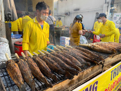 Bán cả nghìn con cá lóc nướng ngày vía thần Tài ở TP.HCM