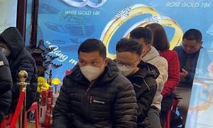 Khách đội mưa, xếp hàng chờ mua vàng trong ngày vía thần Tài