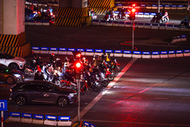 Nửa đêm lạnh 13°C, dân Hà Nội vẫn xếp hàng chờ đèn đỏ đều tăm tắp