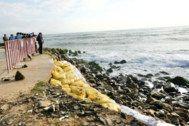 Cận cảnh bờ kè 85 tỷ đồng chống sạt lở ở Quảng Ngãi bị sóng công phá