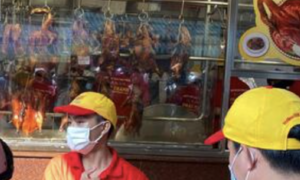 TP.HCM: Đông nghịt người xếp hàng mua heo quay, vịt quay cúng ngày vía thần Tài