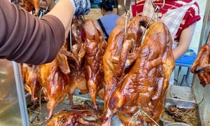 Người dân TP.HCM xếp hàng dài mua vịt quay, heo quay ngày thần Tài
