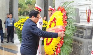 Thủ tướng dâng hoa, dâng hương tại Nghĩa trang liệt sỹ tỉnh Quảng Nam
