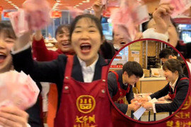 Nhà hàng lẩu chia hơn 1,8 tỷ đồng doanh thu 3 ngày Tết cho nhân viên