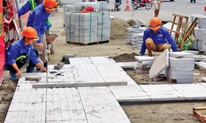 Đi bộ dưới lòng đường vì vỉa hè đang thi công có bị phạt?