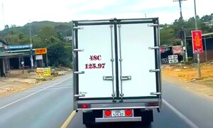 Không nhường đường cho xe xin vượt, tài xế bị lập biên bản xử lý