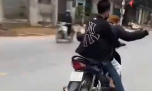 Ngồi sau vòng tay qua người ngồi trước để lái xe máy bị phạt bao nhiêu tiền?