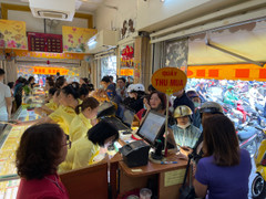 Giá vàng tăng nhanh rồi giảm sâu, người dân TP.HCM đổ xô đi bán 