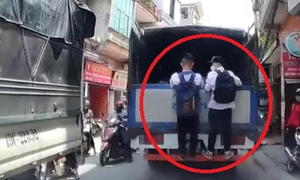 Người đi bộ bám vào xe đang chạy bị phạt bao nhiêu tiền?