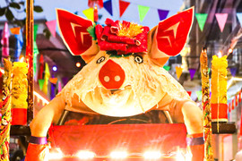 17 'ông lợn' nặng 2 tạ được trang điểm, mặc áo choàng tế Thành hoàng làng