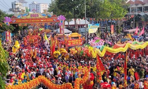 Hàng nghìn người xuống đường hứng lộc Bà Thiên Hậu ở Bình Dương