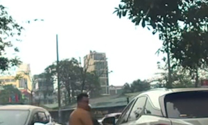 Đỗ ô tô ngang ngược trên phố, tài xế xe sang bị xử phạt