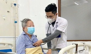 Sốt cao tự uống thuốc không khỏi, đến viện mới biết bị cúm A, biến chứng nặng
