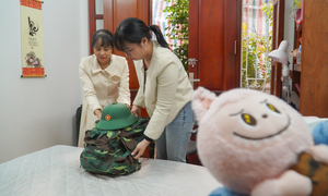 Cô kỹ sư trẻ dừng công việc, viết đơn xin nhập ngũ