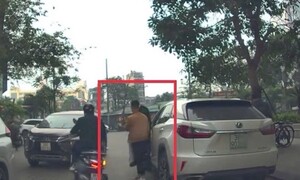 Xử phạt tài xế xe sang Lexus đỗ ngang ngược trên phố Hà Nội