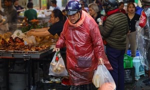 Người Hà Nội đội mưa sắm đồ cúng rằm tháng Giêng, giá hoa tươi vẫn đắt ngang Tết