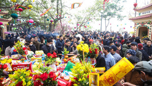 Phủ Tây Hồ chật kín người khấn vái cầu lộc ngày Tết Nguyên tiêu