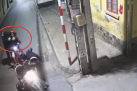 Bắt 3 thiếu niên chặn xe cướp tài sản của cô gái trong đêm ở Hà Nội