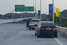 Dừng ô tô trên cao tốc không bật đèn khẩn cấp bị phạt bao nhiêu tiền?