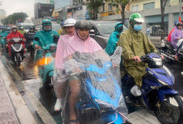 TP.HCM hứng mưa trái mùa kéo dài, dự báo lớn nhất 20 năm qua
