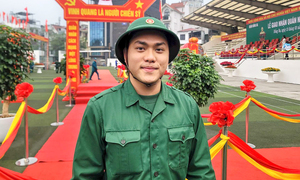 Về nước sau 3 năm du học Singapore, nam sinh rạng rỡ lên đường nhập ngũ