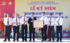 Bắc Ninh: Lãnh đạo thị xã Quế Võ chúc mừng ngày Nhà giáo Việt Nam