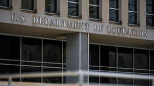 Chính quyền ông Trump sa thải hàng loạt: 'Ngã ba đường đã khép lại'