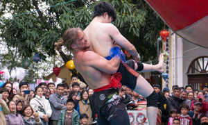 'Thần sấm' Zakhar tung hoành sới vật, dân mạng kêu gọi cao thủ Việt thách đấu