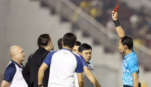 HLV đội Thanh Hóa nhận thẻ đỏ oan ức từ trọng tài FIFA