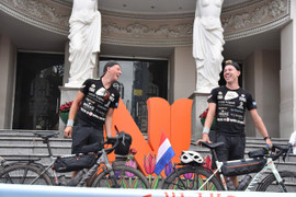 Hai thanh niên Hà Lan đạp xe 343 ngày qua 24 nước tới TP.HCM