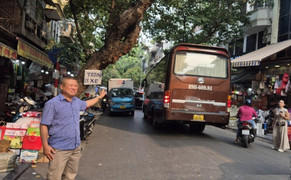 Cấm xe 16 chỗ vào phố cổ, rồi sao?