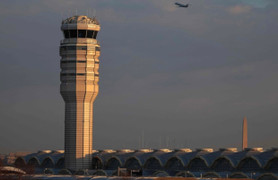 Mỹ sa thải hàng trăm nhân viên kiểm soát không lưu sau sự cố va chạm máy bay